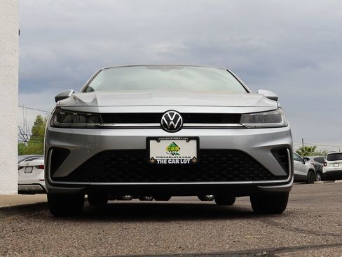 Used 2025 Volkswagen Jetta SE FWD image 17