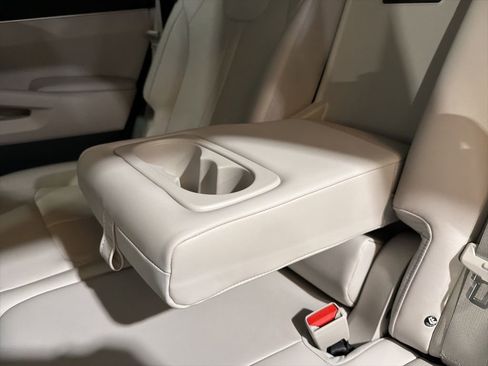 Used 2024 Kia Sorento S image 31