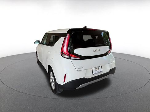 Used 2025 Kia Soul LX w/ LX Technology Package FWD image 10