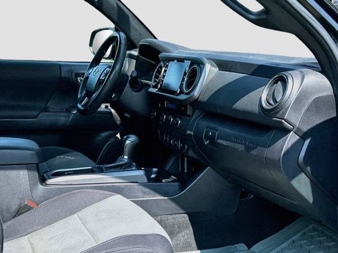 Used 2022 Toyota Tacoma TRD Off-Road RWD image 13