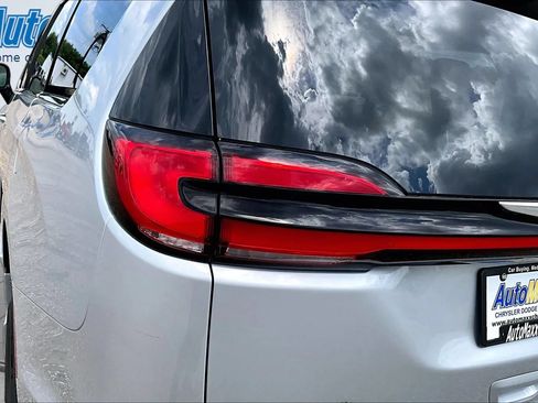 Used 2024 Chrysler Pacifica Touring-L FWD image 21