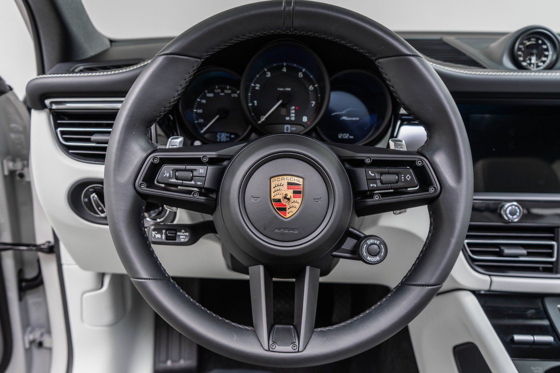 Used 2026 Porsche Macan AWD/4WD image 15