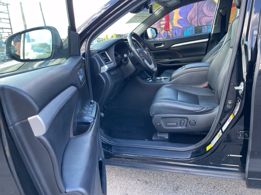 Used 2017 Toyota Highlander XLE AWD/4WD image 10
