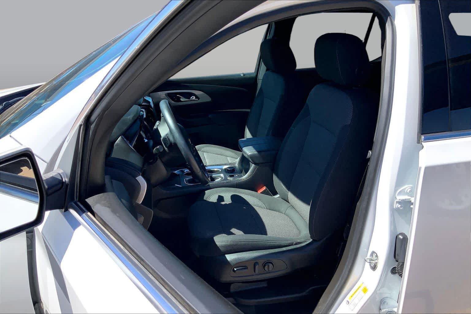 Used 2022 Chevrolet Traverse LT FWD image 8