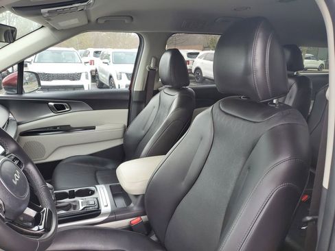 Used 2024 Kia Carnival LX FWD image 10