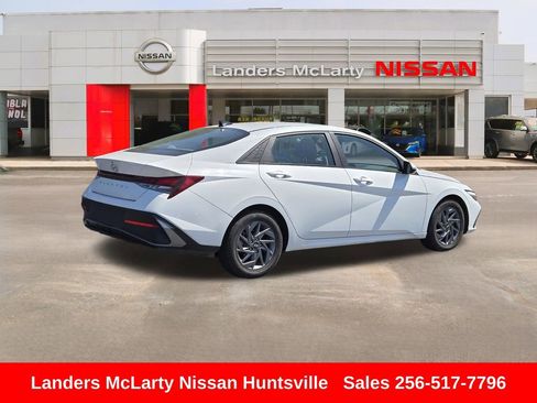 Used 2024 Hyundai Elantra SEL FWD image 3