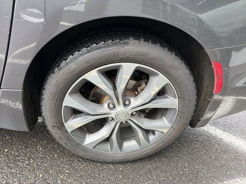 Used 2018 Chrysler Pacifica Limited w/ Tire & Wheel Group image 20