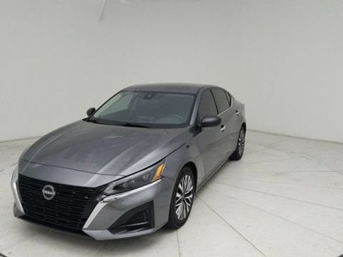 Used 2024 Nissan Altima 2.5 SV FWD image 1