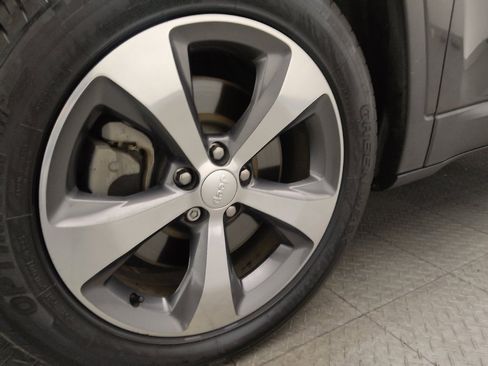 Used 2019 Jeep Cherokee Limited image 31