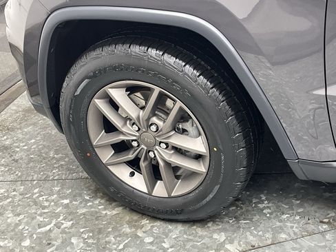 Used 2016 Jeep Grand Cherokee Laredo 75th Anniversary image 31