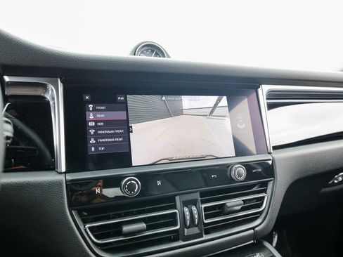 Certified 2024 Porsche Macan image 19