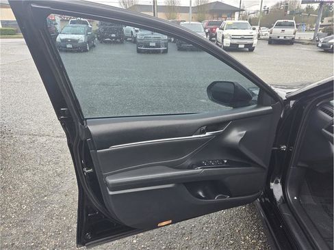 Used 2018 Toyota Camry XSE image 13