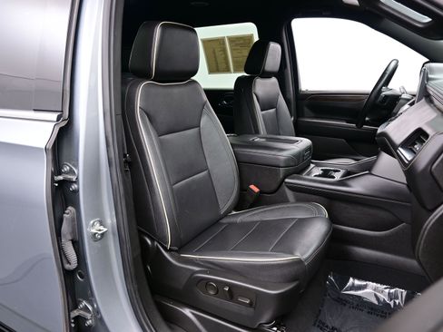 Used 2023 Chevrolet Suburban Premier AWD/4WD image 15