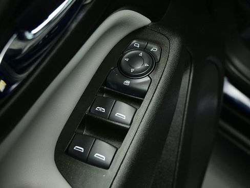 Used 2021 Chevrolet Equinox LS image 19