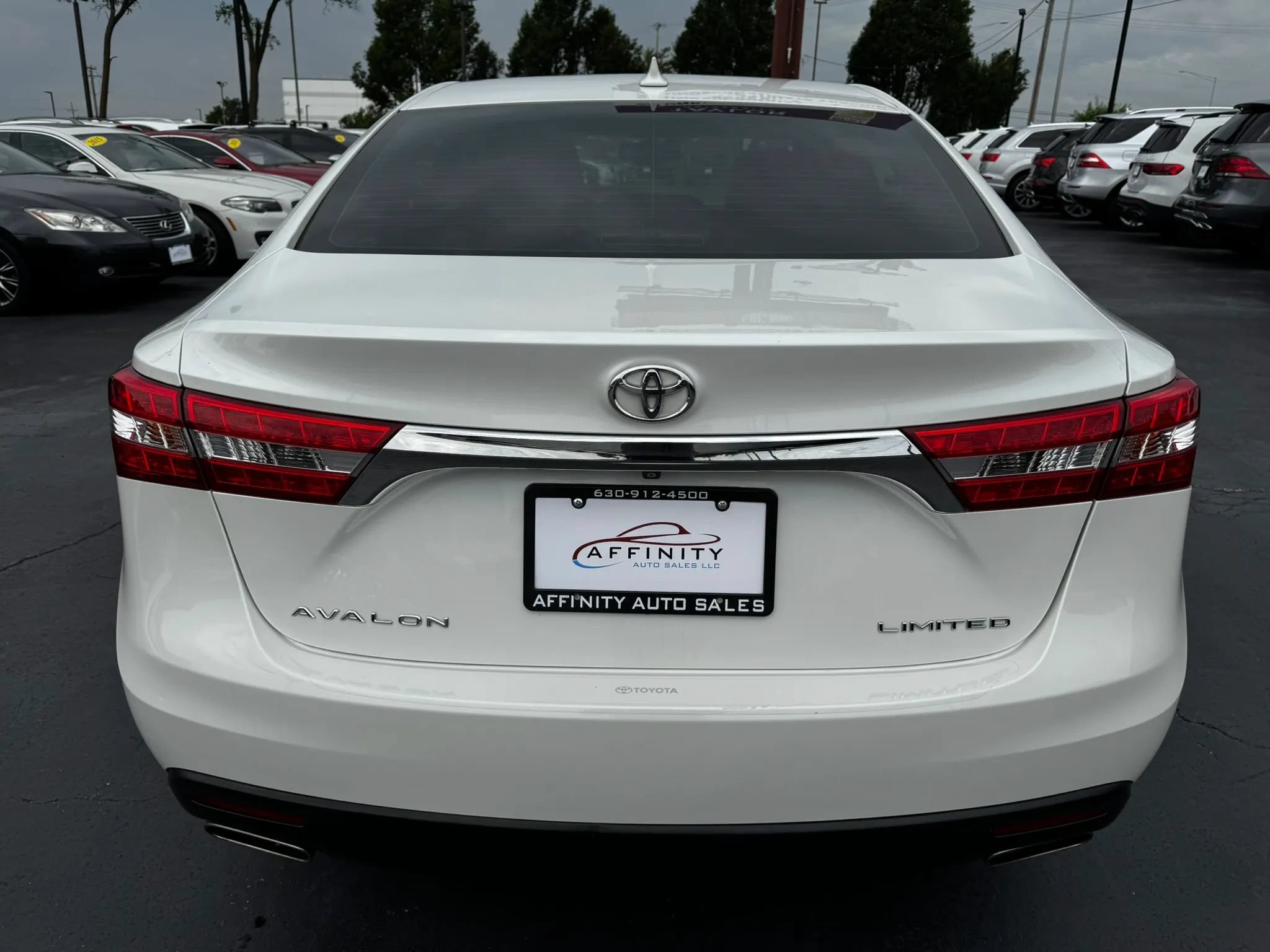 Used 2013 Toyota Avalon Limited w/ Technology Pkg FWD image 4