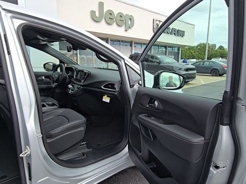 New 2026 Chrysler Pacifica Select image 17