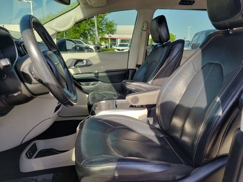 Used 2022 Chrysler Pacifica Touring-L w/ Uconnect Theater Family Group FWD image 27