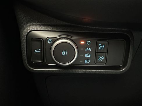 Used 2025 Ford Explorer Active w/ Active Comfort Package AWD/4WD image 17