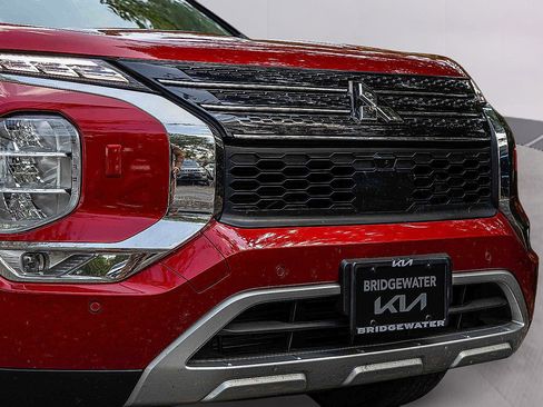 Used 2024 Mitsubishi Outlander AWD image 29