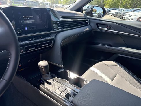 Used 2025 Toyota Camry SE w/ Convenience Package FWD image 27