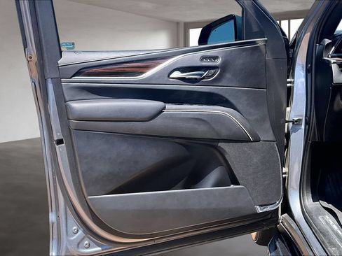 Used 2021 Cadillac Escalade Premium Luxury AWD/4WD image 17