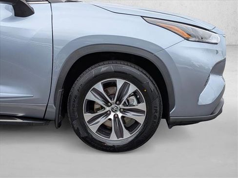 Used 2022 Toyota Highlander XLE AWD/4WD image 25