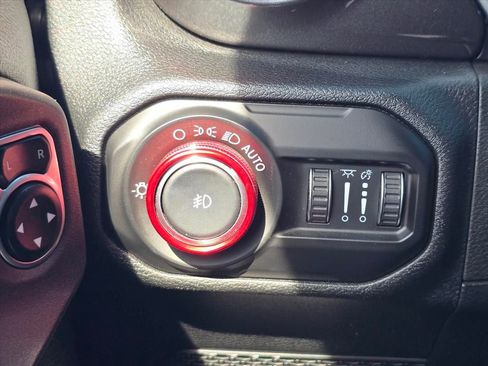 Used 2020 Jeep Wrangler Unlimited Sahara image 20