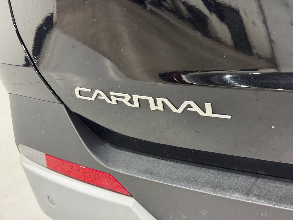 Used 2025 Kia Carnival FWD image 32
