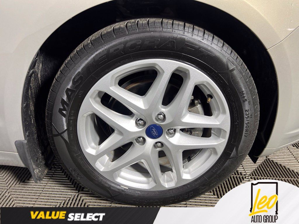 Used 2015 Ford Fusion SE FWD image 11
