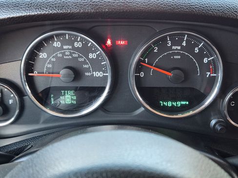 Used 2014 Jeep Wrangler Rubicon w/ Power Convenience Group image 16