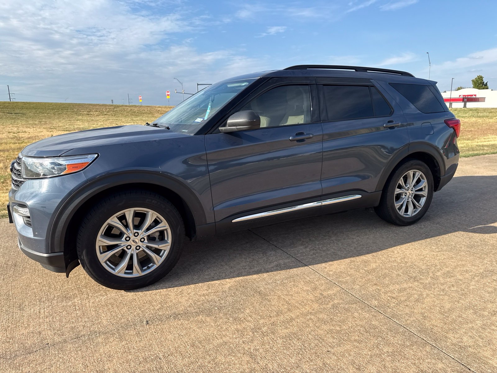 Used 2021 Ford Explorer XLT w/ Equipment Group 202A RWD image 21