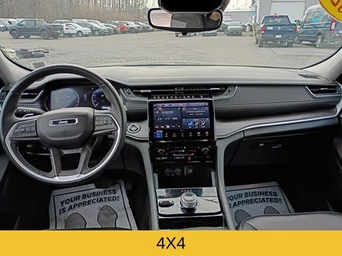 Used 2023 Jeep Grand Cherokee Limited w/ Black Appearance Package AWD/4WD image 11