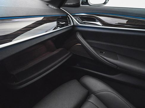 Used 2023 BMW 530e xDrive w/ Premium Package image 18