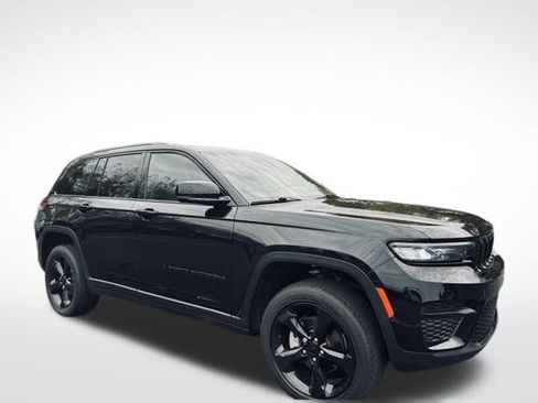 Used 2022 Jeep Grand Cherokee Altitude image 3