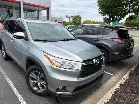 Used 2014 Toyota Highlander XLE FWD image 2