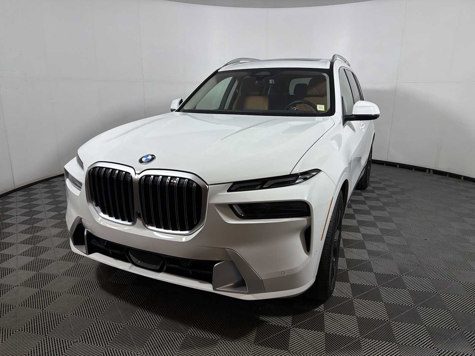 Used 2024 BMW X7 xDrive40i w/ Parking Assistance Package AWD/4WD image 3