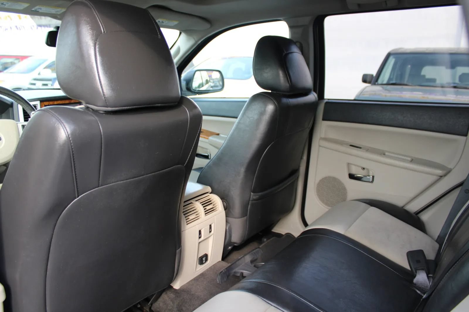 Used 2010 Jeep Grand Cherokee Limited w/ Trailer Tow Group IV AWD/4WD image 25