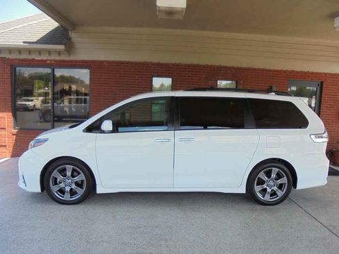 Used 2018 Toyota Sienna SE image 1