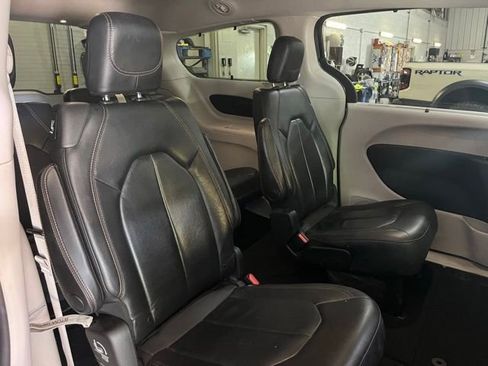 Used 2023 Chrysler Pacifica Touring-L FWD image 13