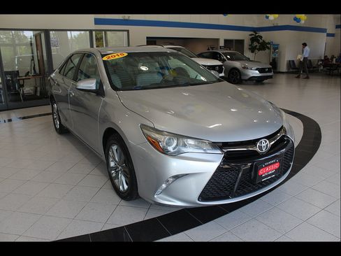 Used 2015 Toyota Camry SE FWD image 3
