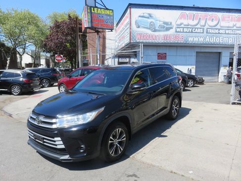 Used 2019 Toyota Highlander LE AWD/4WD image 2