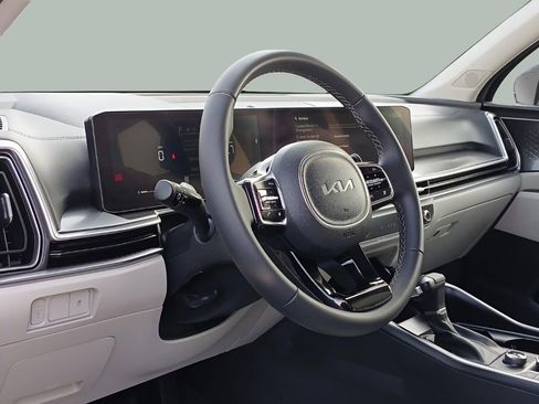 Used 2025 Kia Sorento S image 12