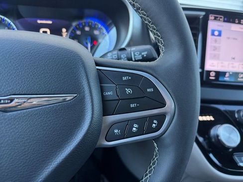 Used 2024 Chrysler Pacifica Touring-L image 9