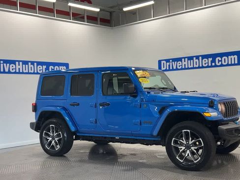 Used 2024 Jeep Wrangler Unlimited w/ Convenience Group AWD/4WD image 4