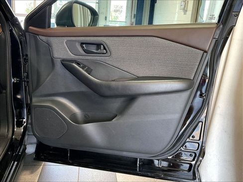 Used 2023 Nissan Rogue S AWD/4WD image 12