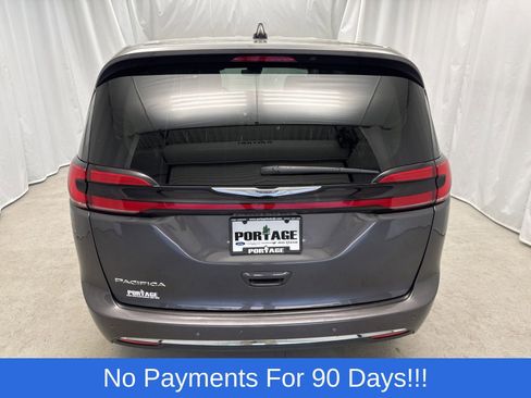 Used 2023 Chrysler Pacifica Touring-L FWD image 4