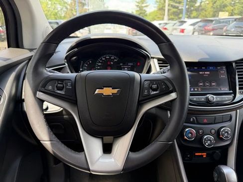 Used 2021 Chevrolet Trax LT w/ Premium Seat Package AWD/4WD image 21