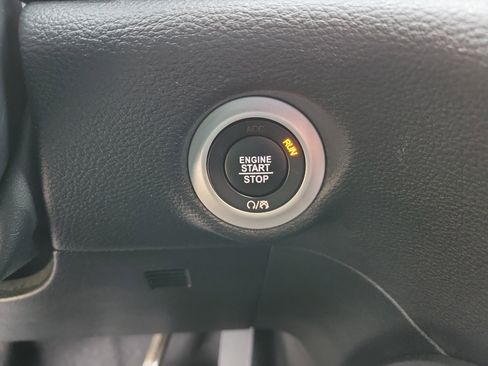 Used 2025 Chrysler Pacifica Limited image 15