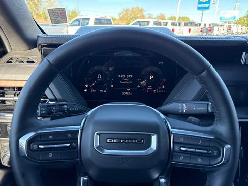 Used 2025 GMC Yukon XL Denali image 32