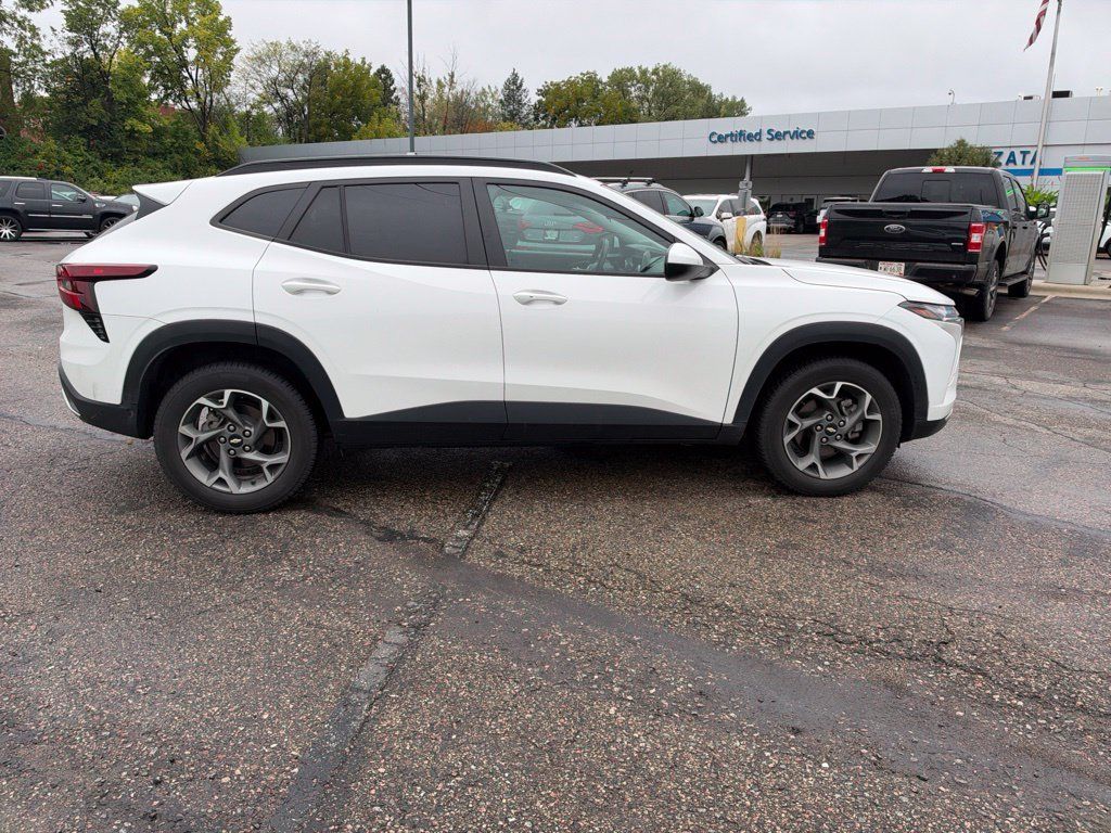 Used 2024 Chevrolet Trax LT w/ Driver Confidence Package FWD image 9